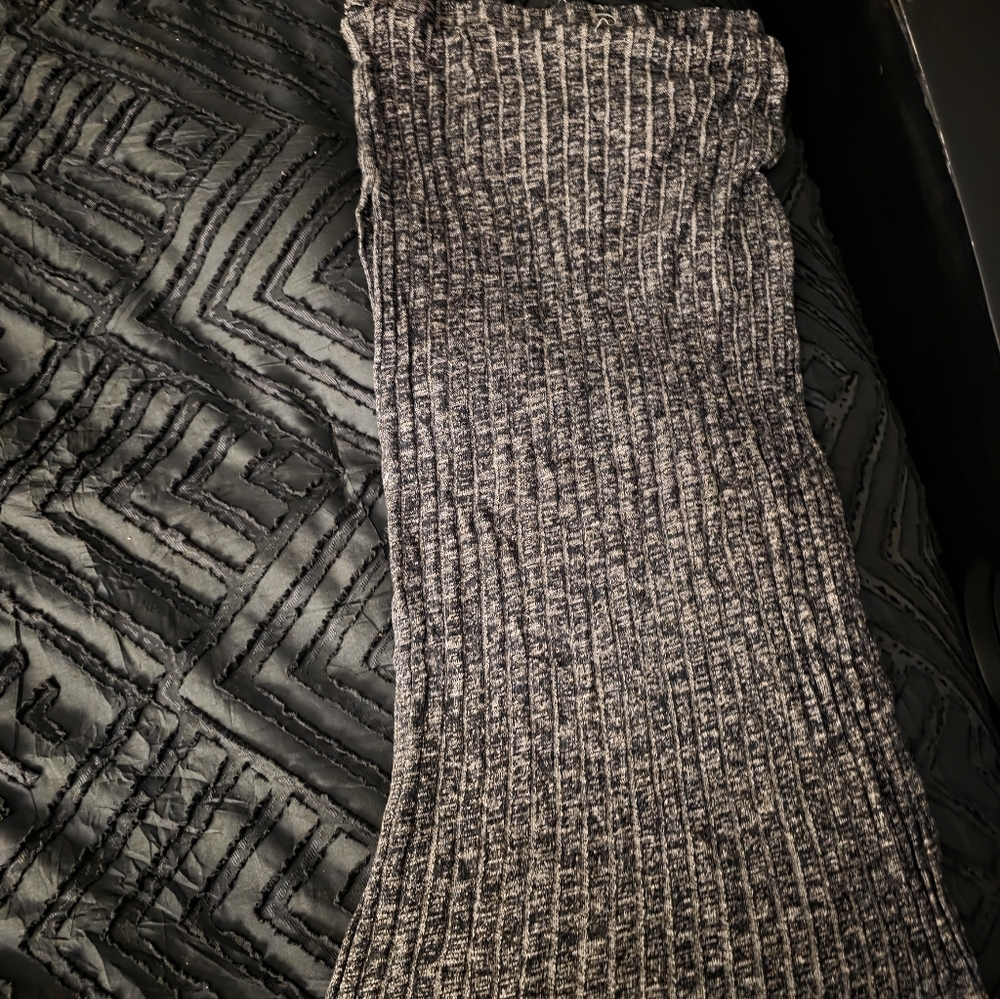 Gray Ribbed Knit Scarf